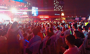 这个夏天，，，，，，，有你和音乐就够了